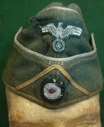 Early Heer Officer's Overseas Cap with Flatwire Eagle, Soutache